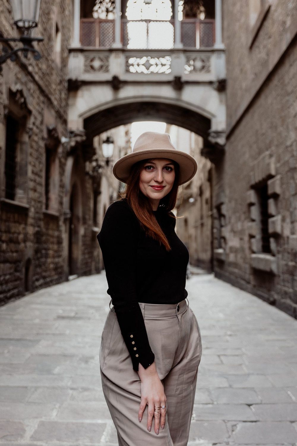 Retrato de una mujer con sombrero en una calle del Gótico